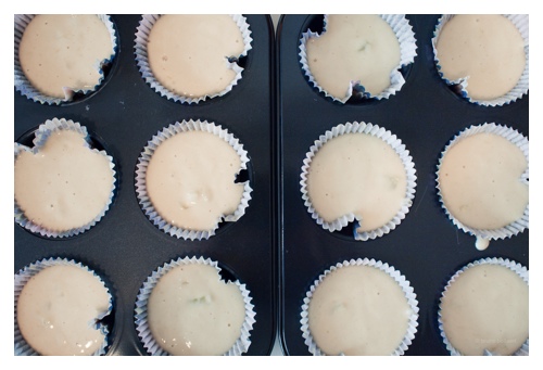Sexy low-fat vanilla cupcakes with chocolate buttercream frosting door Bruno Bollaert